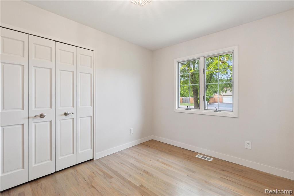 4015 VILLAGE Square, Brighton, MI 48114 — Photo 13