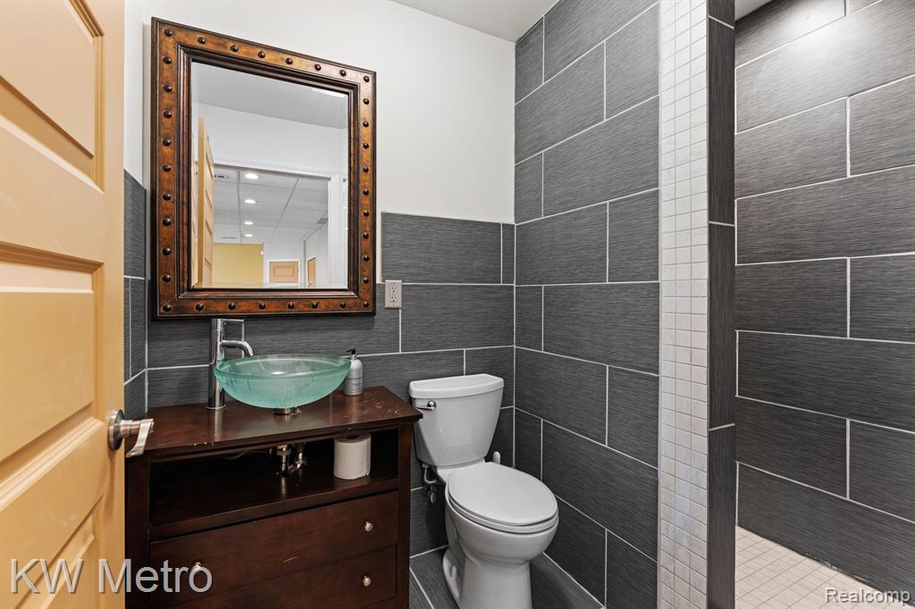 9025 HURON BLUFFS Drive, White Lake, MI — Photo 33