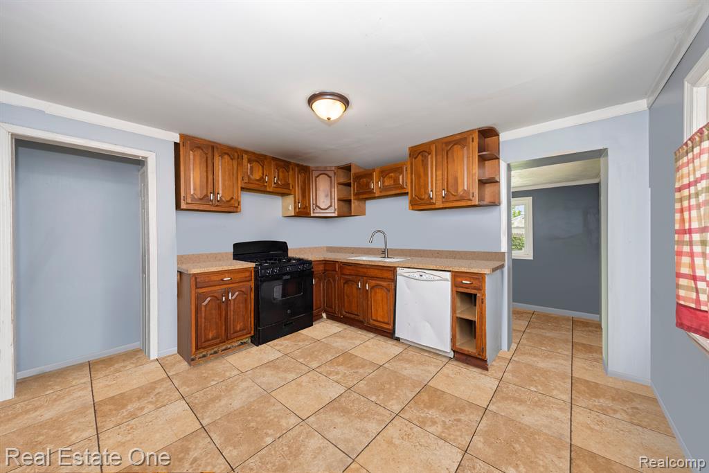 8251 STATE PARK, Center Line, MI 48015 — Photo 9