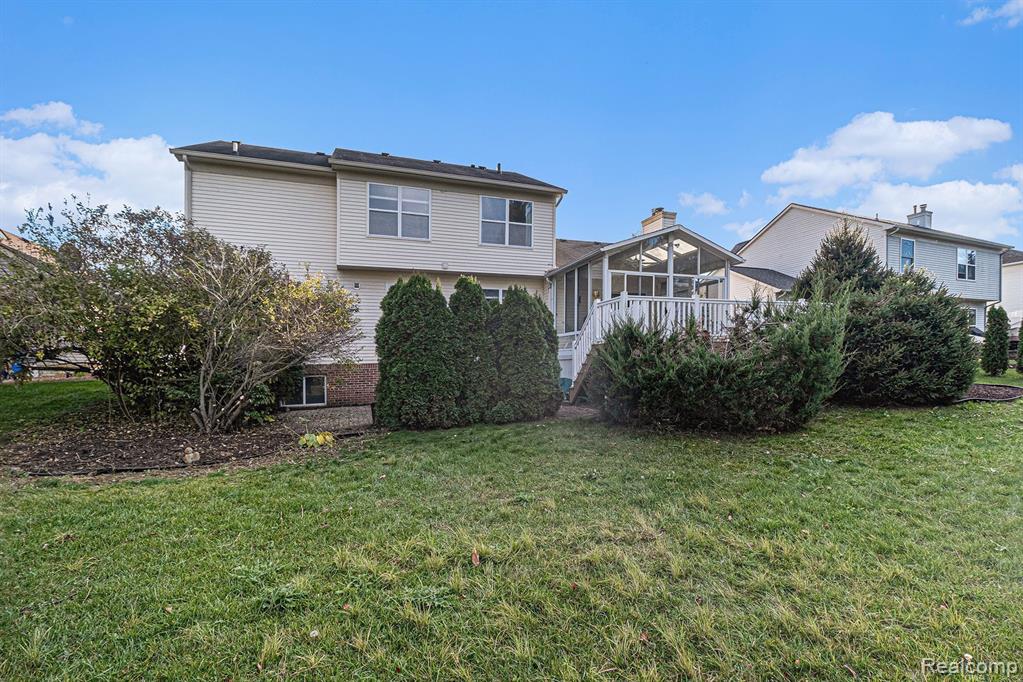 855 DRAKESHIRE Drive, Walled Lake, MI 48390 — Photo 34