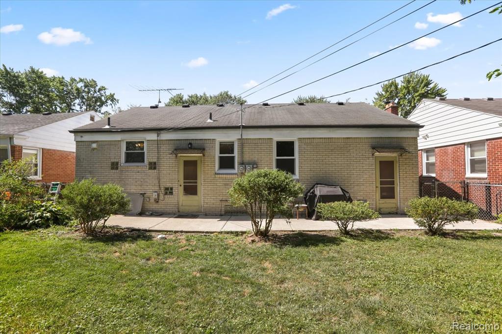 20871 Van Antwerp Street, Harper Woods, MI 48225 — Photo 24