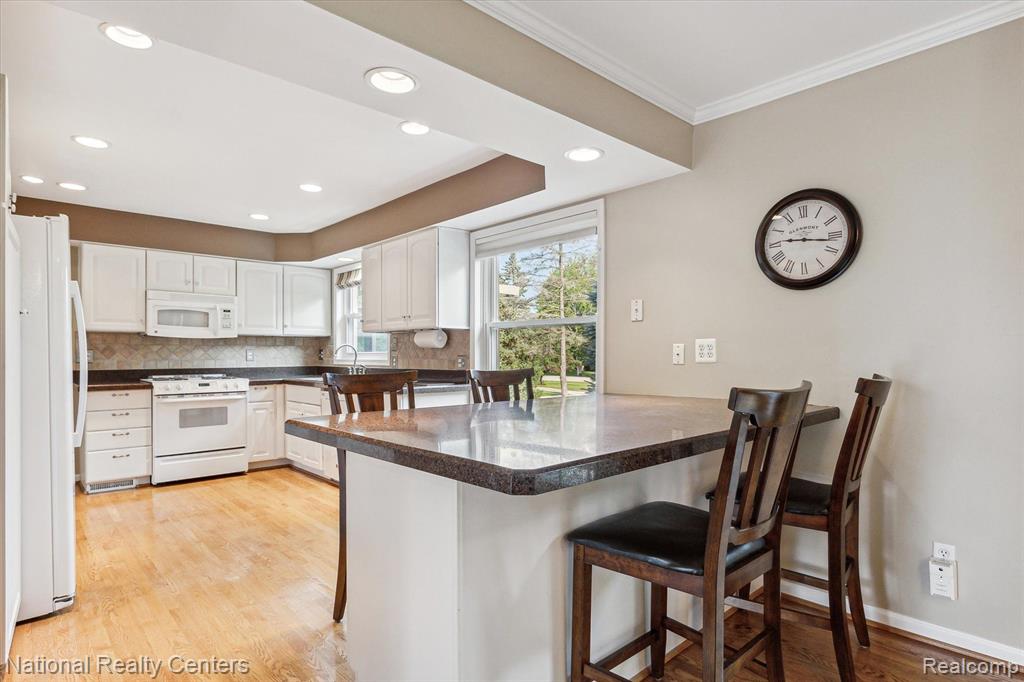 42372 COTSWOLD Court, Northville, MI 48168 — Photo 16