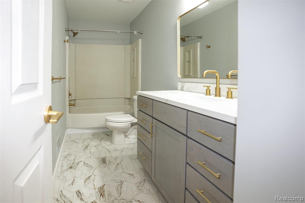 5783 Williamsburg Court, Waterford, MI 48327 — Photo 33