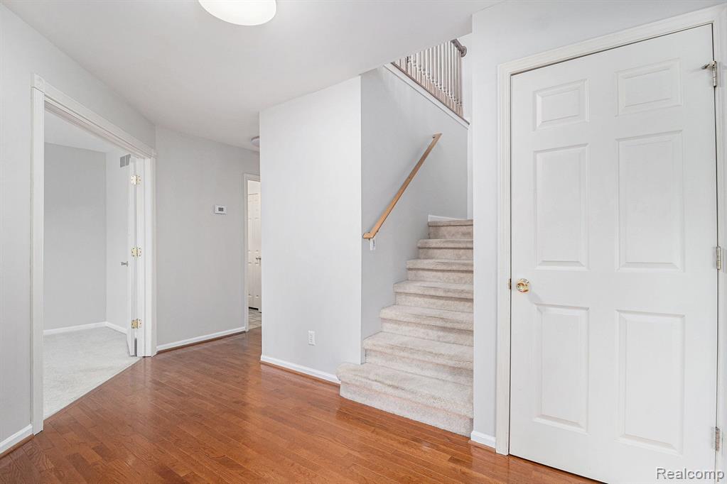 855 DRAKESHIRE Drive, Walled Lake, MI 48390 — Photo 5