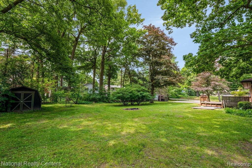 4211 WOODMONT Drive, Waterford, MI 48329 — Photo 30