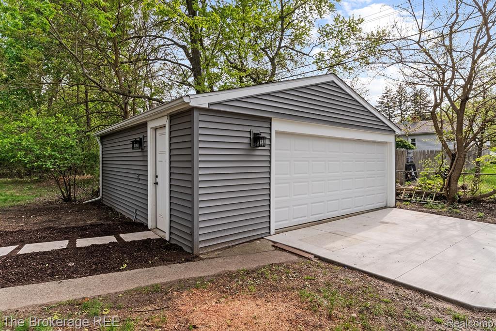 5857 BERKLEY Drive, Waterford, MI 48327 — Photo 33