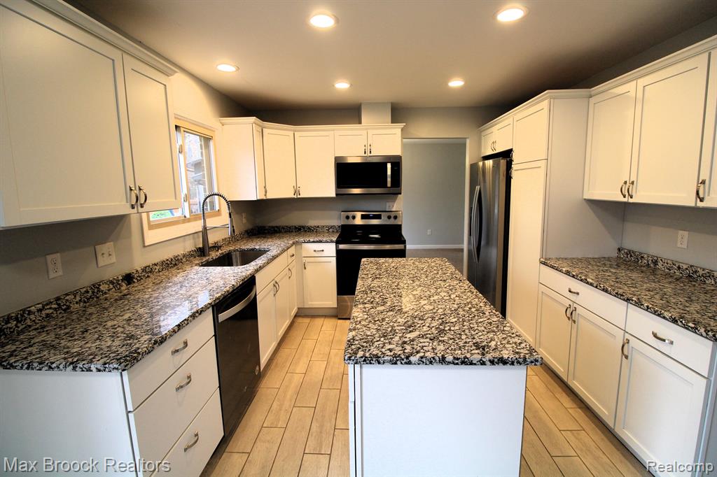 6895 INDIAN CREEK Drive, West Bloomfield, MI — Photo 8
