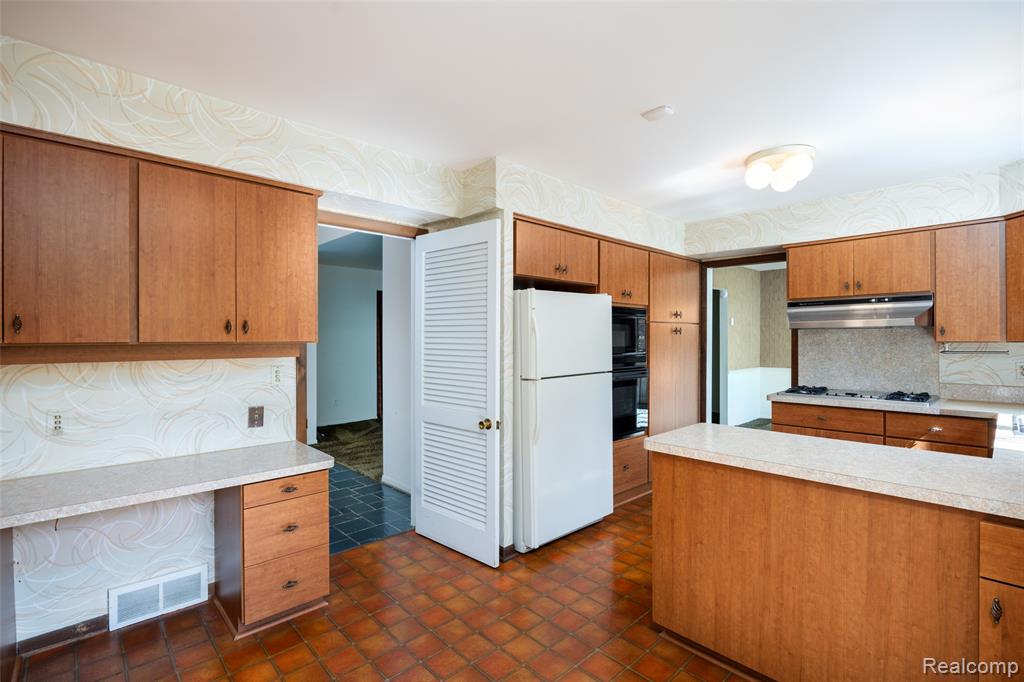 19646 Wilshire Boulevard, Beverly Hills, MI 48025 — Photo 11