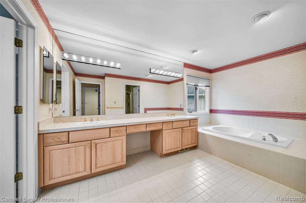 6560 Pleasant Lake Court, 11, West Bloomfield, MI — Photo 25