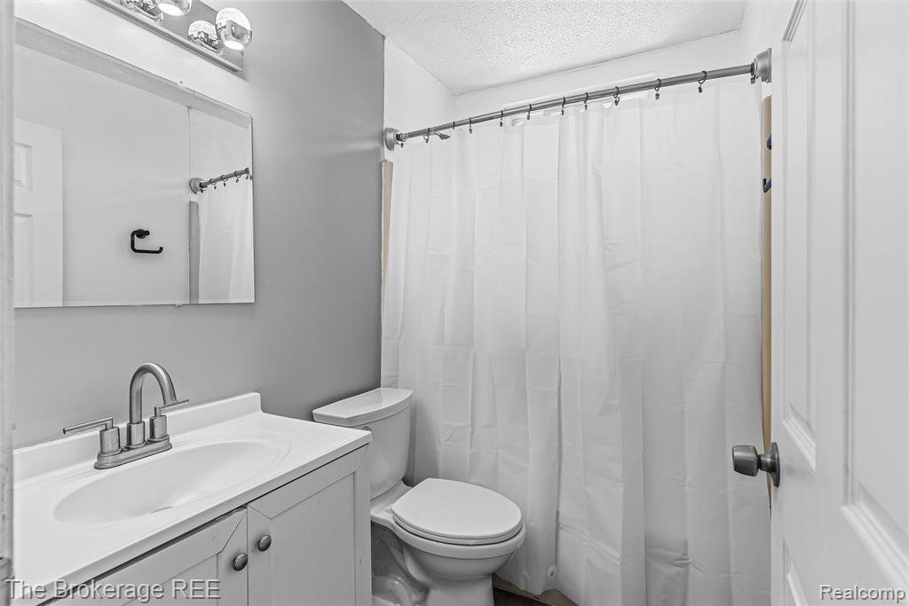 6430 Cloverton Drive, Waterford, MI 48329 — Photo 15