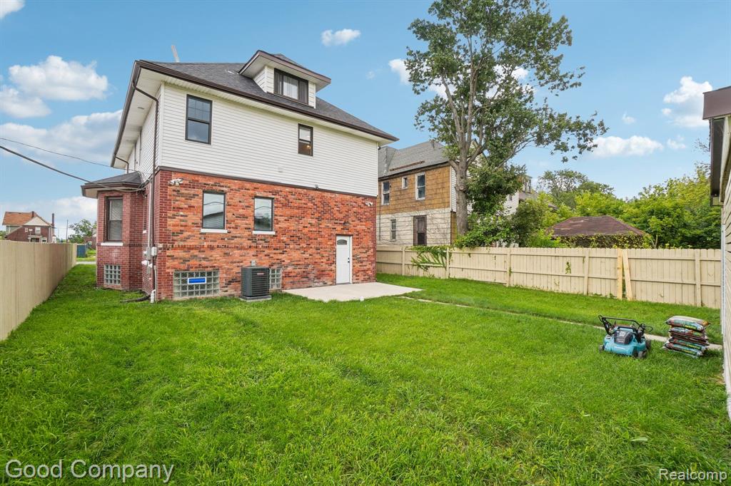 1645 CADILLAC Boulevard, Detroit, MI 48214 — Photo 38