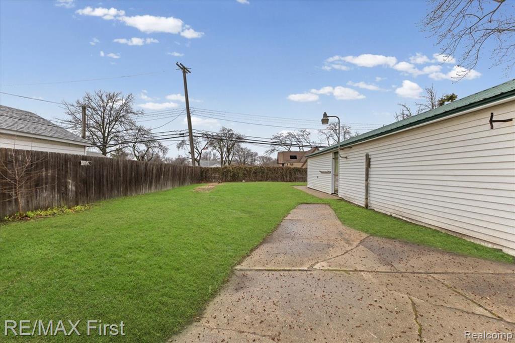 20675 Van Antwerp Street, Harper Woods, MI 48225 — Photo 23