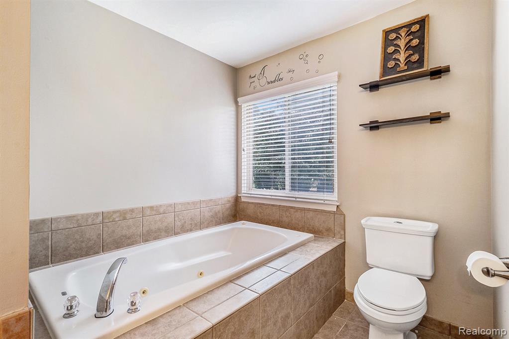 724 Pinecreek Drive, Fenton, MI 48430 — Photo 12