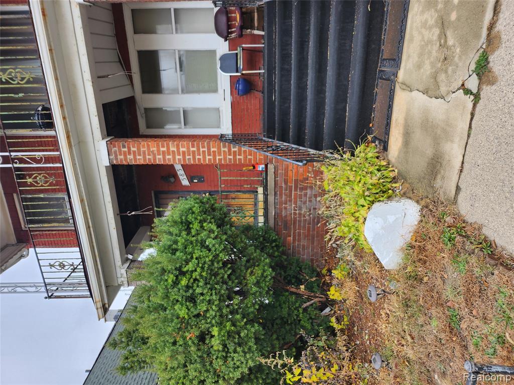 585 Owen Street, Detroit, MI 48202 — front exterior