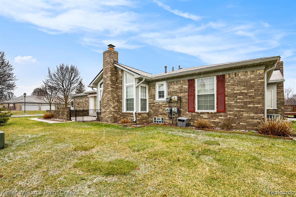 48630 SUTTON BAY, Utica, MI 48315 — Photo 2