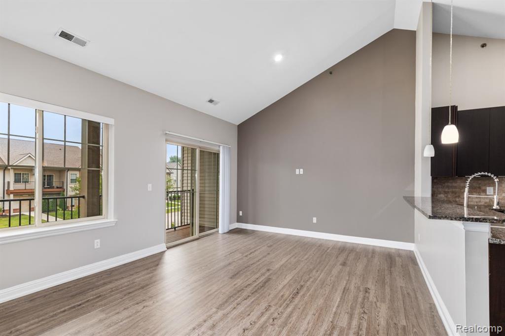 45732 UTICA PARK Boulevard, Utica, MI 48315 — Photo 2