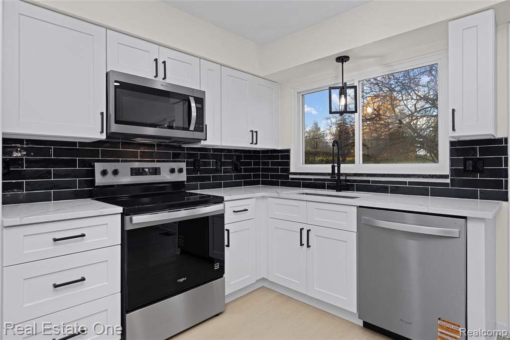 5426 N Piccadilly, West Bloomfield, MI — Photo 21