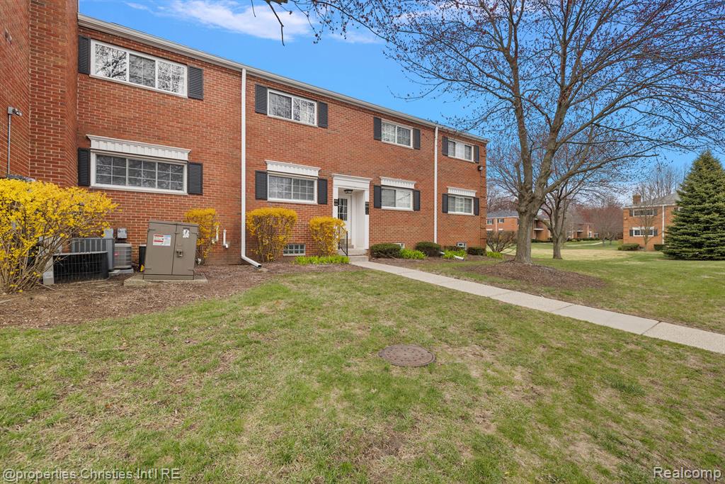 636 E FOX HILLS Drive, Bloomfield Hills, MI 48304 — Photo 31