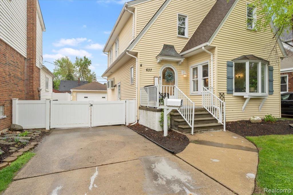 637 EMMONS Boulevard, Wyandotte, MI 48192 — Photo 2