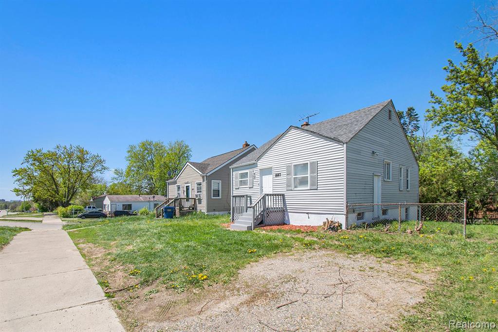 887 UNIVERSITY Drive, Pontiac, MI 48342 — Photo 2