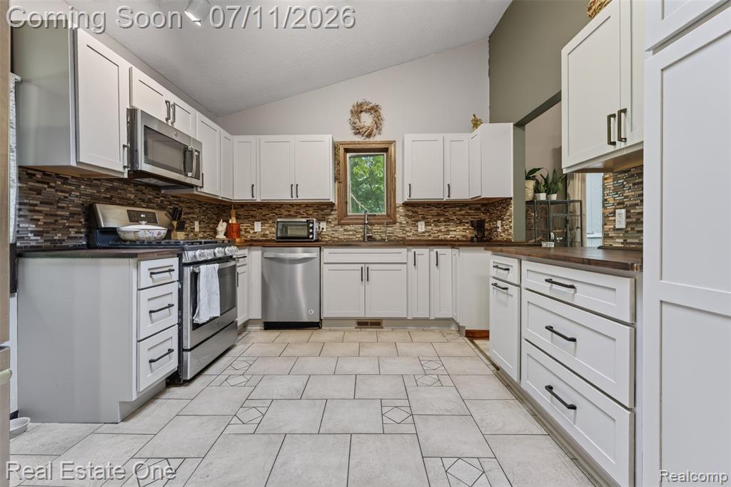 310 S Van Road, Holly, MI 48442 — Photo 6