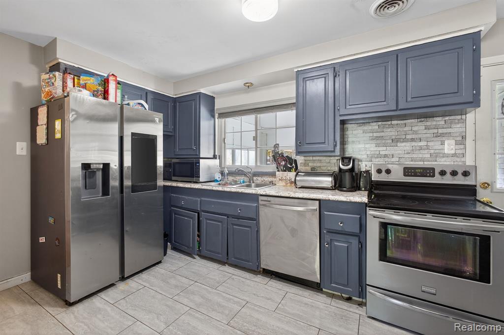 28025 Sunset Boulevard W, Lathrup Village, MI 48076 — Photo 9
