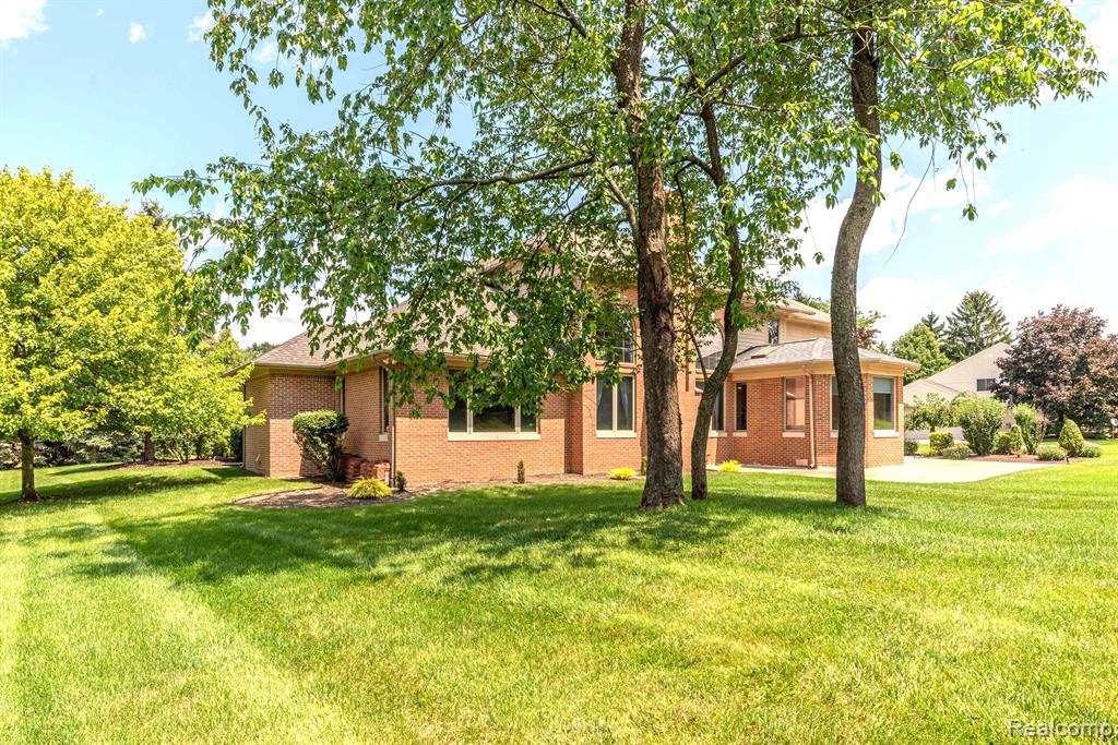 5003 HICKORY POINTE Drive, Orchard Lake Village, MI 48323 — Photo 81