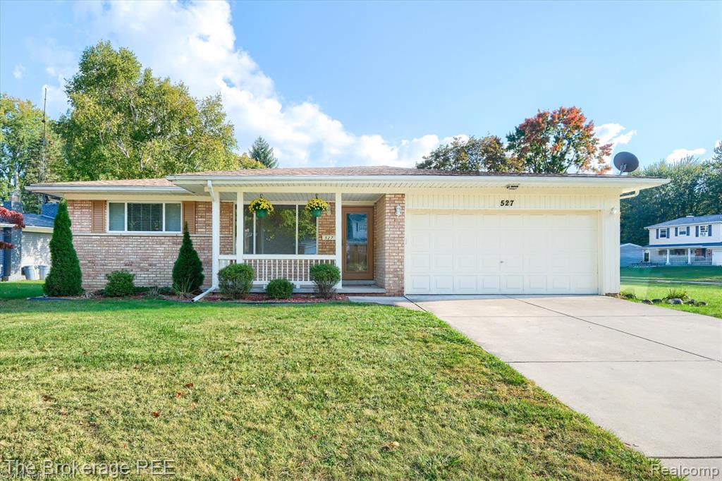 527 Amesbury Drive, Davison, MI 48423 — front exterior