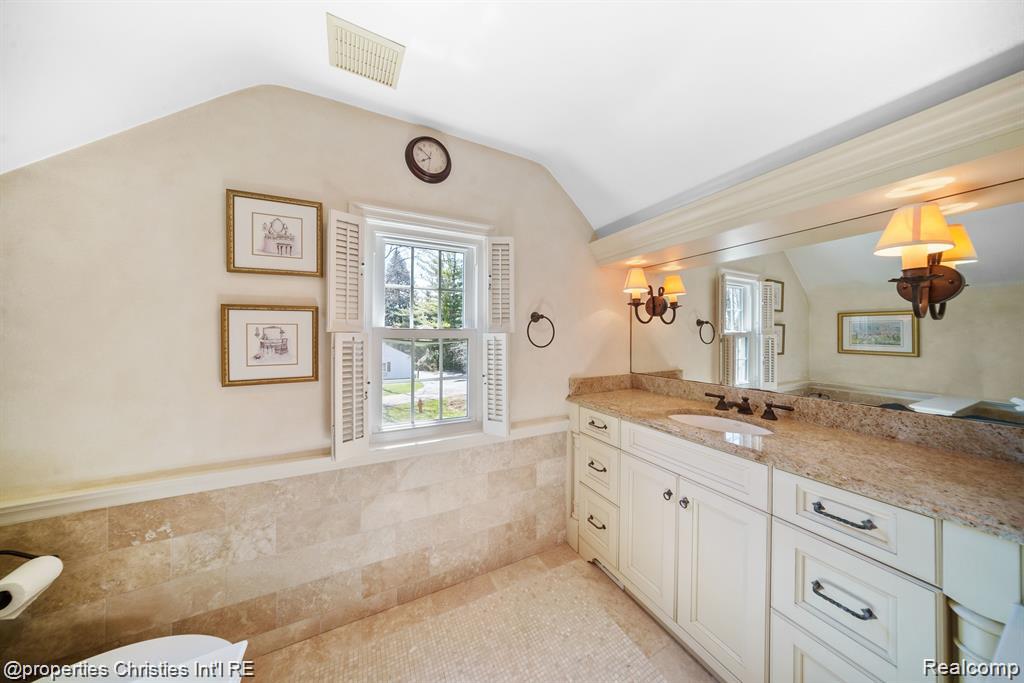 6050 W Surrey Road, Bloomfield Hills, MI 48301 — Photo 23