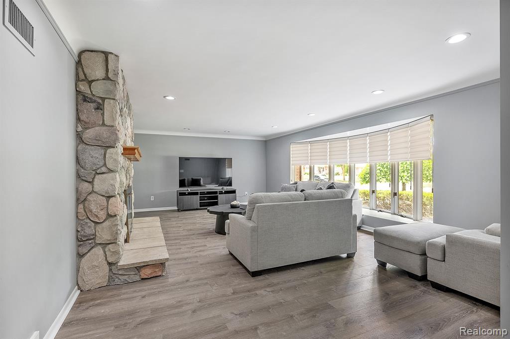 600 WOODCREST Drive, Dearborn, MI 48124 — Photo 6