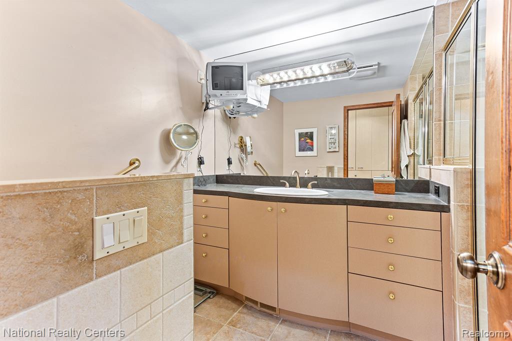 7207 Creeks Bend Drive, West Bloomfield, MI — Photo 27