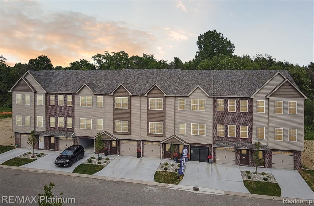 1666 Pinecroft Lane, Howell, MI 48855