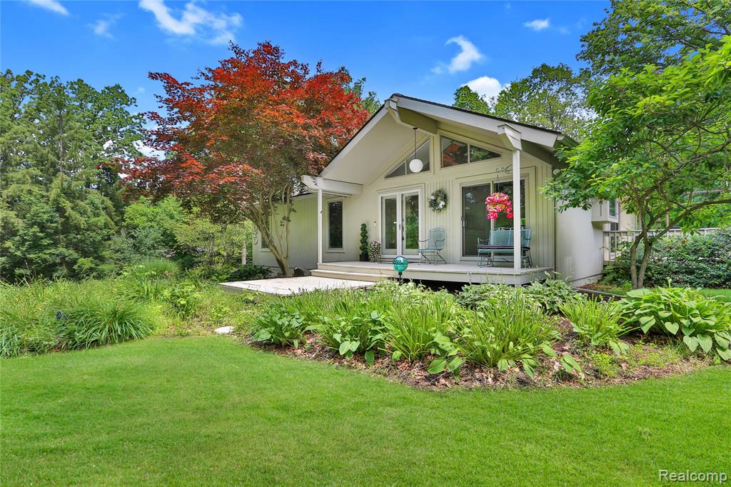 4070 Cross Road, White Lake, MI — front exterior