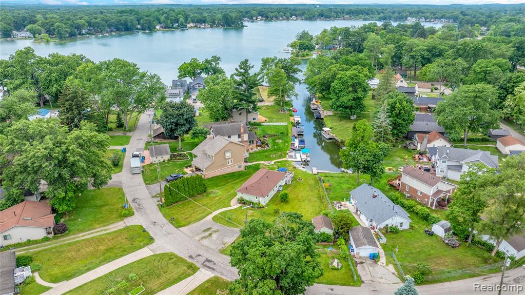8320 Lagoon Street, Commerce Twp, MI 48382 — Photo 2