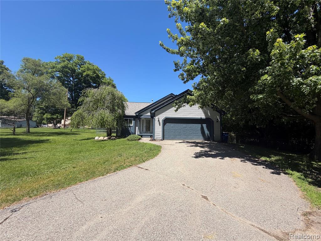 520 Springle Drive, Waterford, MI 48327 — Photo 2