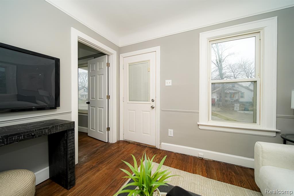 74 W BERNHARD Avenue, Hazel Park, MI 48030 — Photo 8