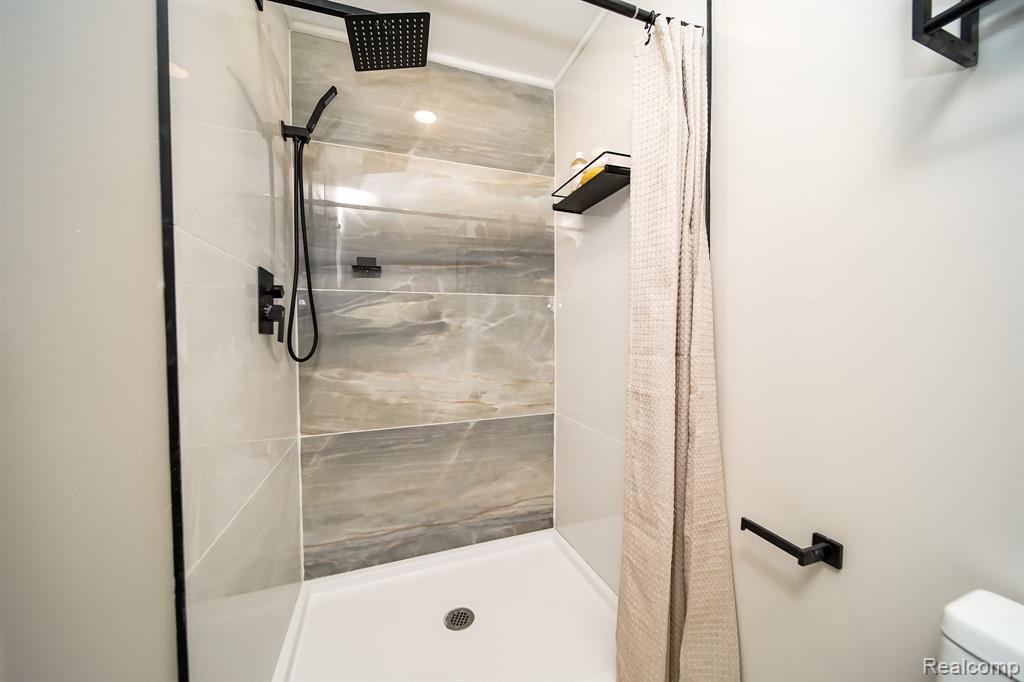 19041 Bungalow Drive, Lathrup Village, MI 48076 — Photo 57