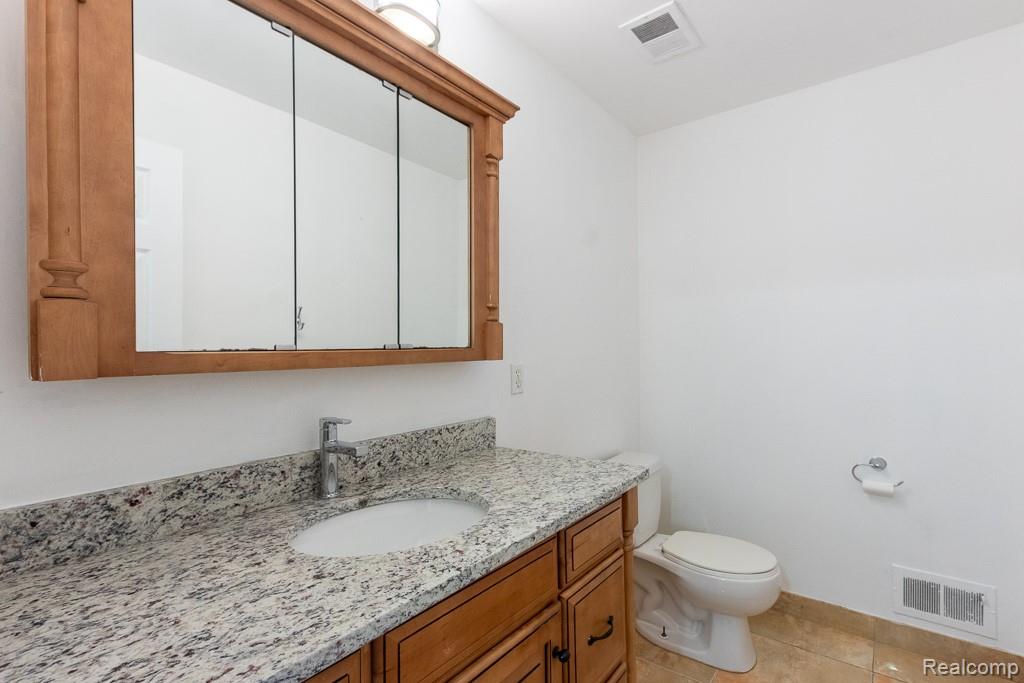 5394 Pond Bluff Drive, West Bloomfield, MI 48323 — Photo 17