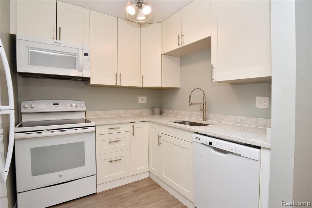 4909 Crooks Road, C7, Royal Oak, MI 48073 — Photo 11