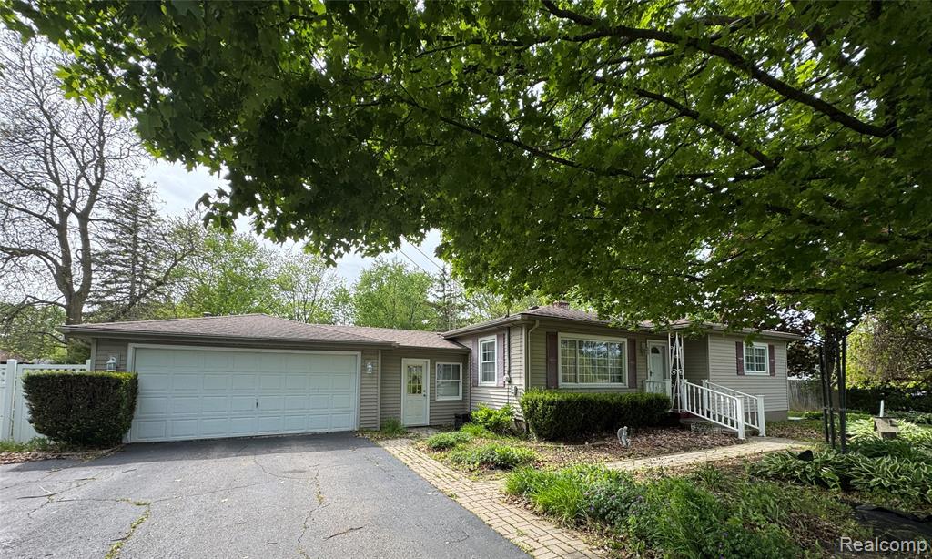 5090 Torrey Road, Flint, MI 48507 — front exterior