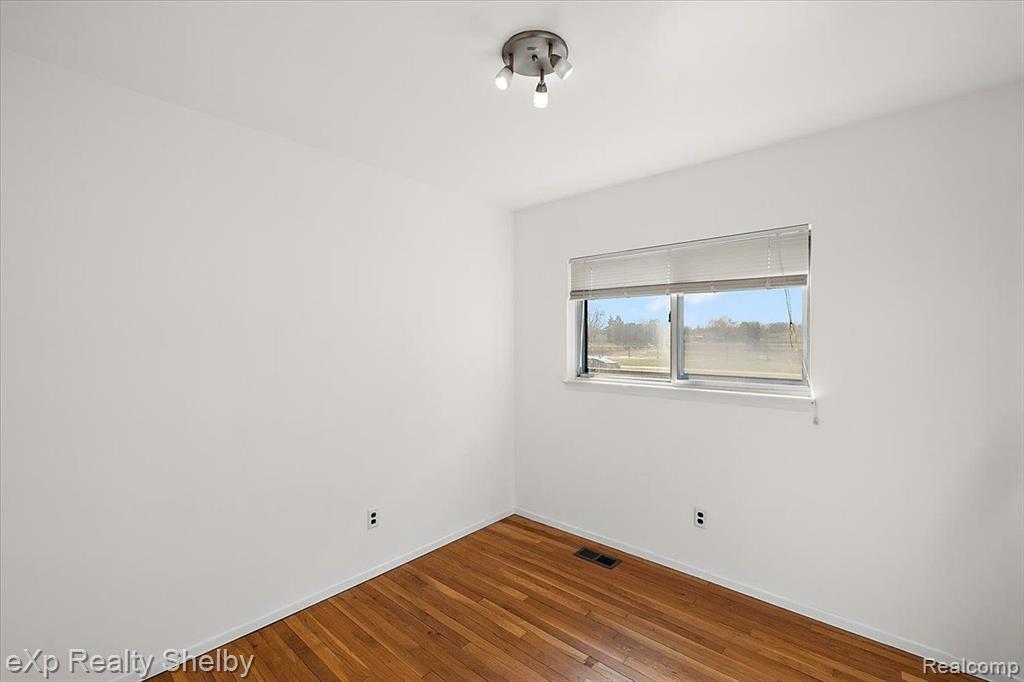 39622 UNIVERSITY Drive, Sterling Heights, MI 48310 — Photo 25