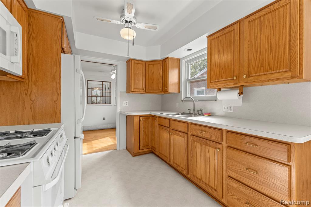 8255 Kinmore Street, Dearborn Heights, MI 48127 — Photo 12