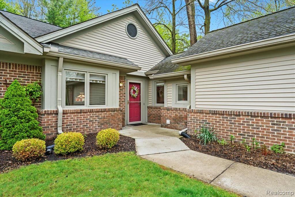 21290 JUNIPER Court, 76, Farmington Hills, MI 48336 — Photo 2