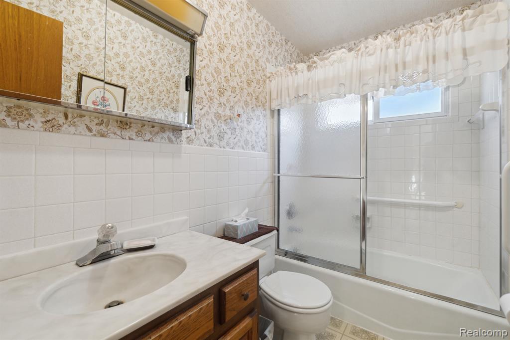 4240 BRISTOLWOOD Drive, Flint, MI 48507 — Photo 8