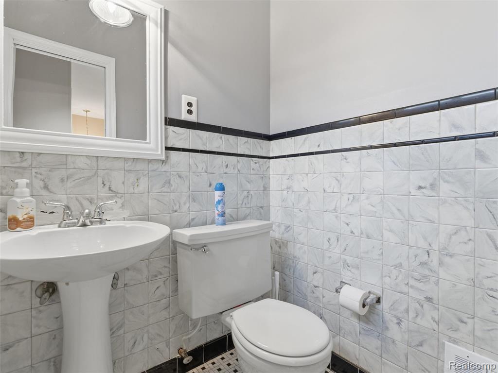 8878 Merriman Road, Livonia, MI 48150 — Photo 19