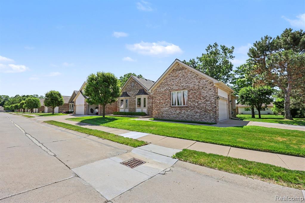 13750 Treeland Drive, Utica, MI 48315 — Photo 2