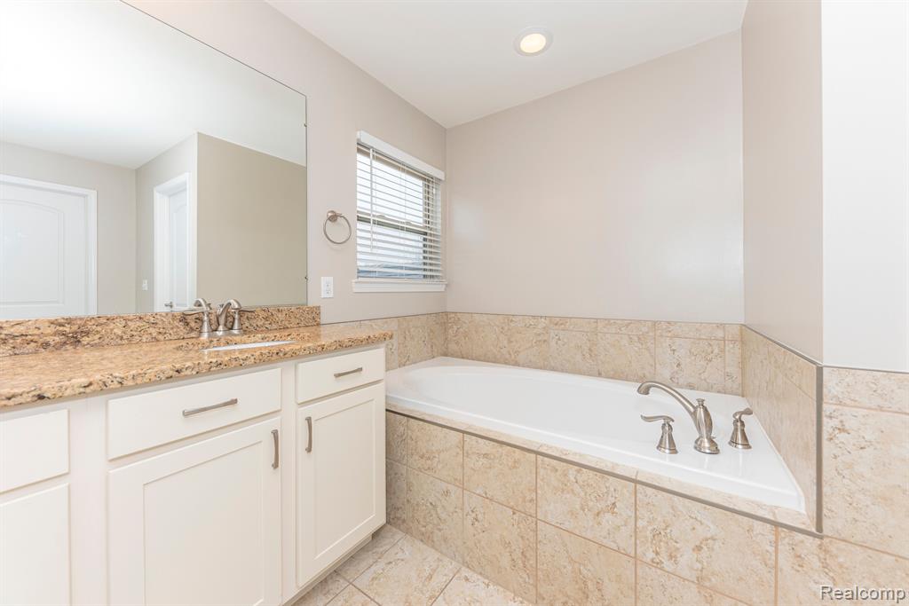 806 LAKE WOODS Drive, Canton, MI 48188 — Photo 36