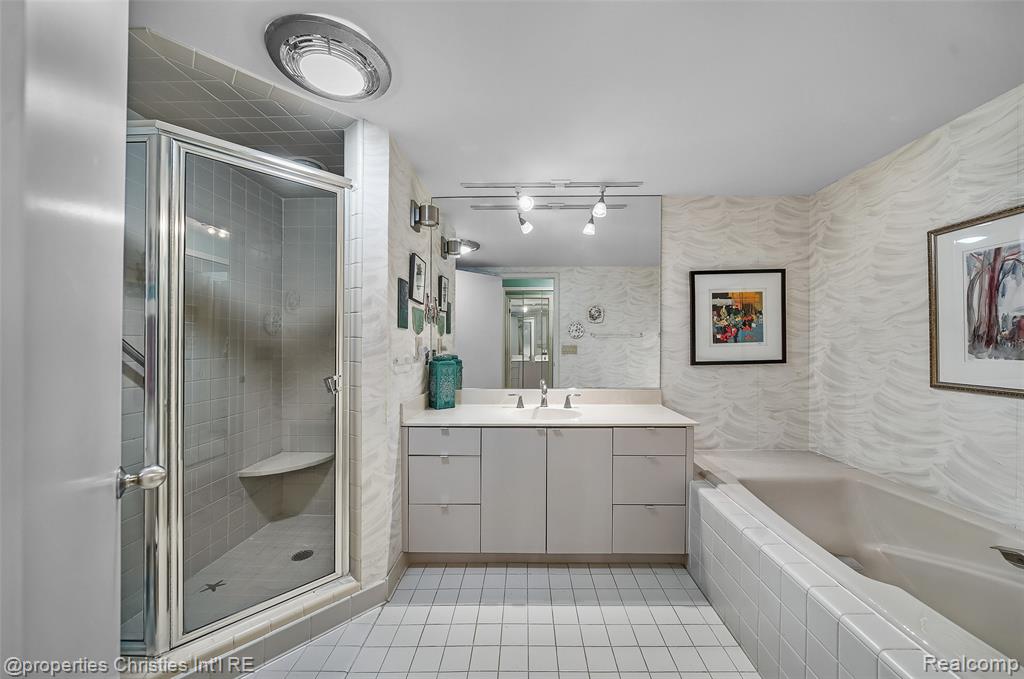 7569 Danbury Circle, West Bloomfield, MI — Photo 18