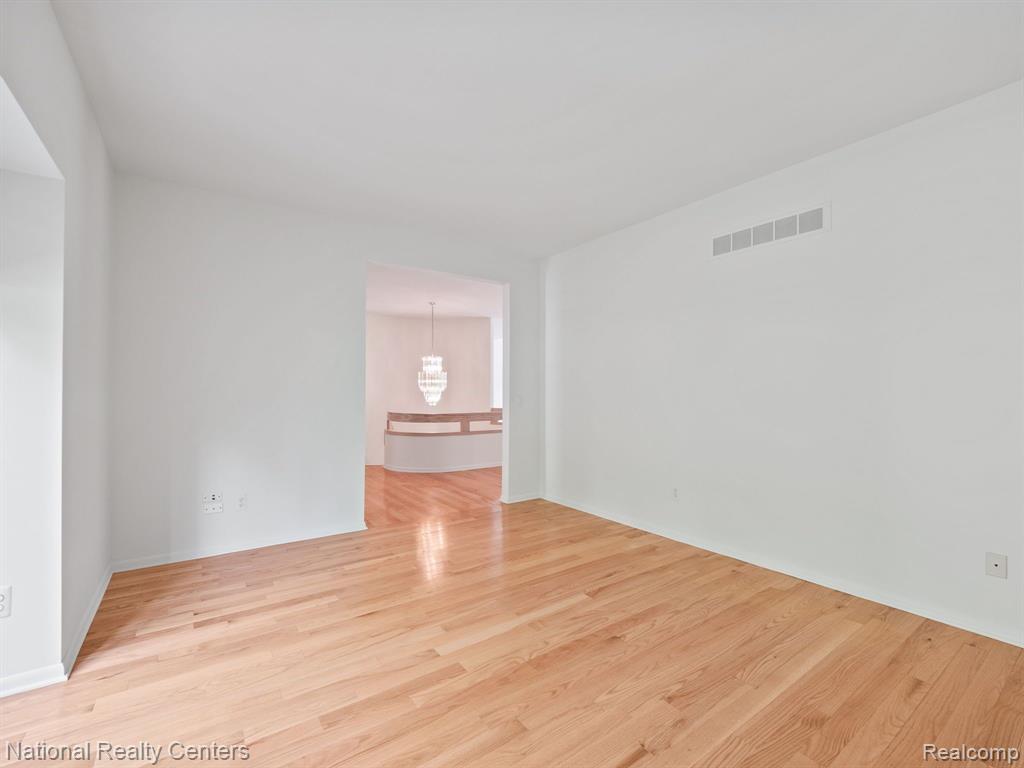 4888 WOODCLIFF HILL Road, West Bloomfield, MI 48323 — Photo 33