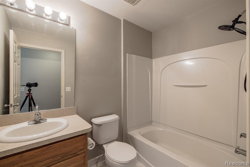 617 Village Lane, 58, Milford, MI 48381 — Photo 27